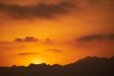 Umman günbatımı dağlar