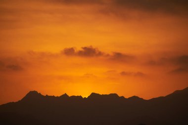 Umman günbatımı dağlar