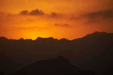 Umman günbatımı dağlar