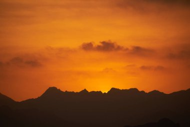 Umman günbatımı dağlar