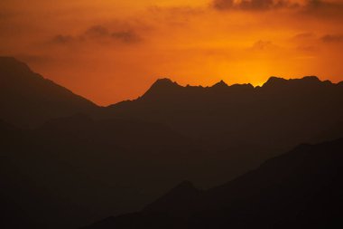 Umman günbatımı dağlar