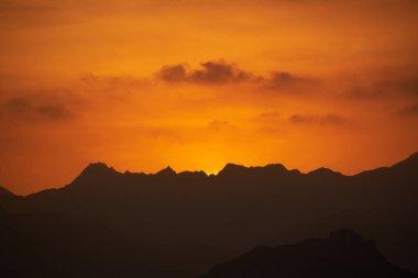 Umman günbatımı dağlar