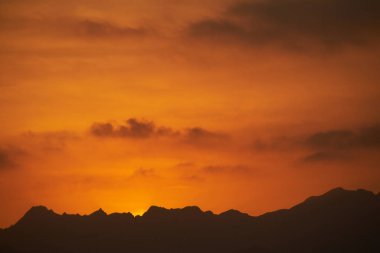 Umman günbatımı dağlar