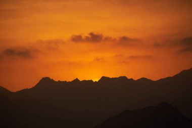 Umman günbatımı dağlar