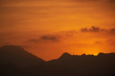 Umman günbatımı dağlar