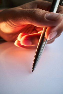 bir defter kalem ile yazmak 