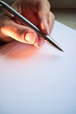 bir defter kalem ile yazmak 