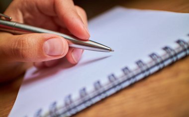 bir defter kalem ile yazmak 