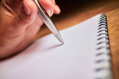 bir defter kalem ile yazmak 