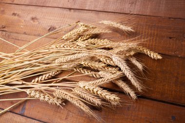 ahşap zemin üzerinde buğday spikelets