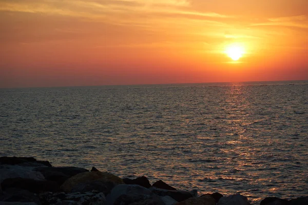 Denizin üzerinde gün batımı