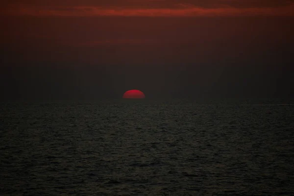 Zonsondergang boven de zee — Stockfoto