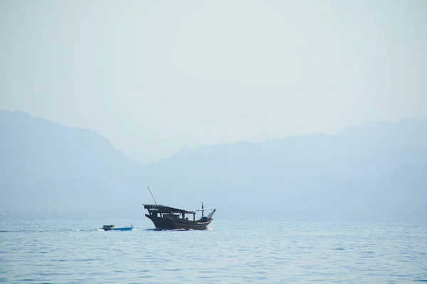 Оманская лодка в море — стоковое фото