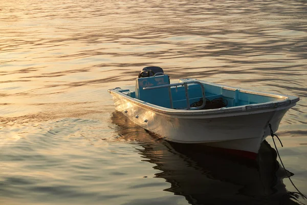 Оманская лодка в море — стоковое фото