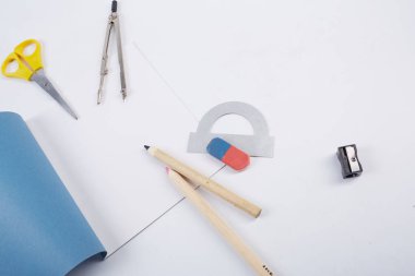 Beyaz arka planda okul malzemeleri