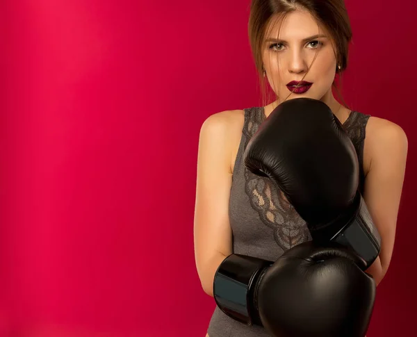 güzel atletik kadın beden ve boks eldivenleri poz