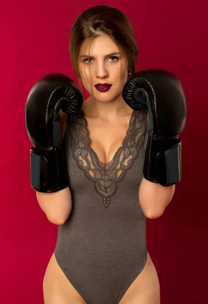 Güzel atletik kadın beden ve boks eldivenleri poz — Stok fotoğraf