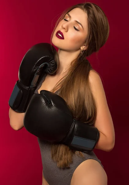 Piękna kobieta lekkoatletycznego w ciele i rękawice bokserskie pozowanie — Zdjęcie stockowe