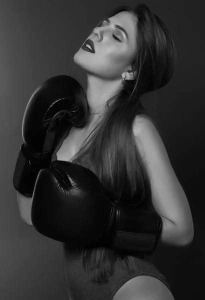 Foto en blanco y negro de una chica con guantes de boxeo — Foto de Stock