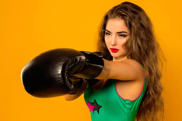 Bella ragazza in guanti da boxe ha un impatto — Foto Stock
