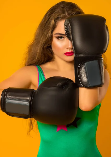 Bella ragazza si copre il viso con guanti da boxe — Foto Stock