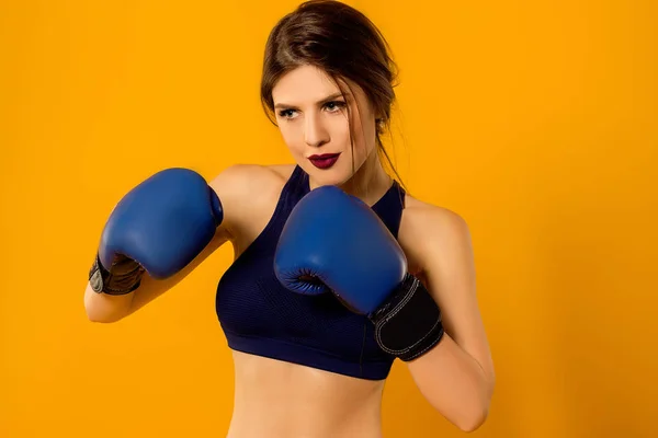 运动女孩用拳击手套的特写镜头 — 图库照片