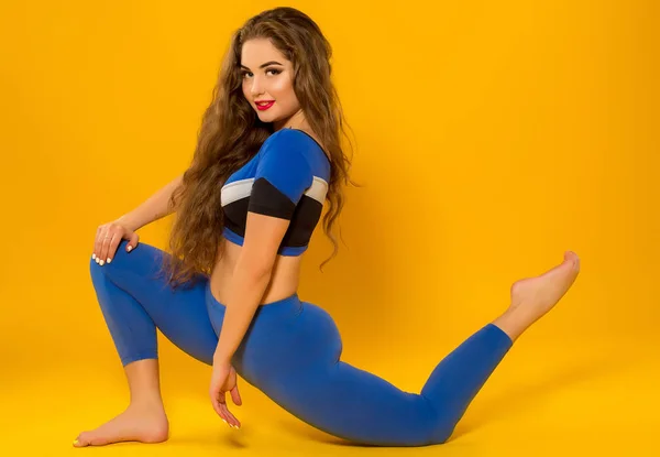 Bela menina ginasta em azul esporte roupas posando — Fotografia de Stock