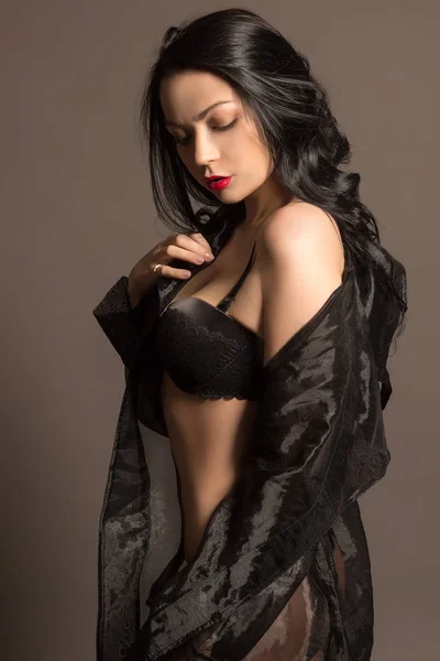 güzel seksi esmer siyah iç çamaşırı ve sabahlık poz