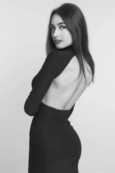 Fotografia czarno-biała dziewczyna w długie, czarne sukienki — Zdjęcie stockowe