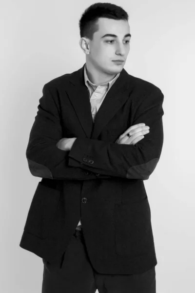 Fotografia preto-e-branco de cara em uma jaqueta esportiva — Fotografia de Stock