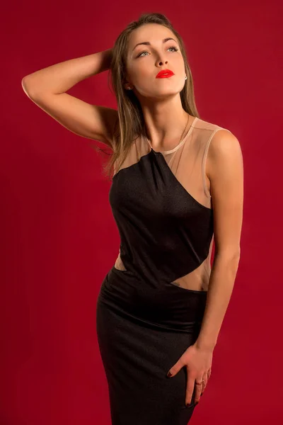 Hermosa chica en un largo vestido negro posando — Foto de Stock