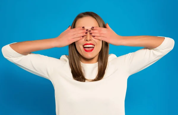 Nahaufnahme. fröhliches Mädchen mit geschlossenen Augen — Stockfoto