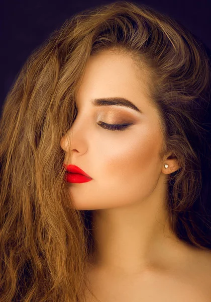 Retrato de una hermosa mujer de cabello castaño con el pelo largo —  Fotos de Stock