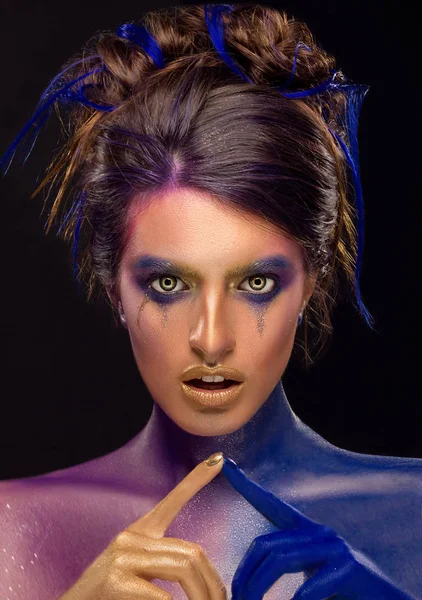 Maquillaje de arte creativo. Primer plano estudio retrato de la moda joven m —  Fotos de Stock