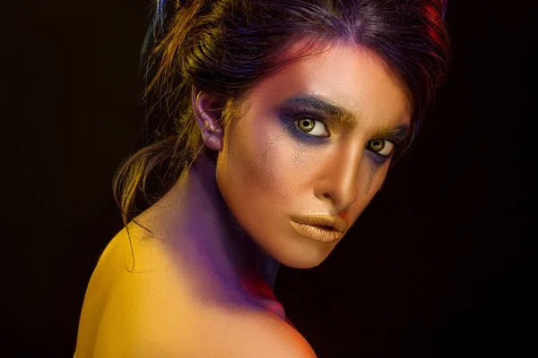 Creatieve kunst make-up. Close-up studio portret van jonge mode m — Stockfoto