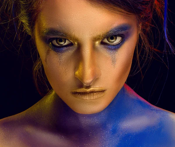 Yaratıcı sanat makyaj. Yakın çekim stüdyo portre genç moda m