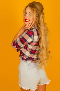 şort ve gömlek poz uzun saçlı güzel sarışın
