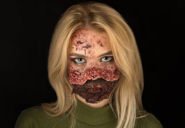 Cadılar Bayramı için yaratıcı makyajlı kız portresi