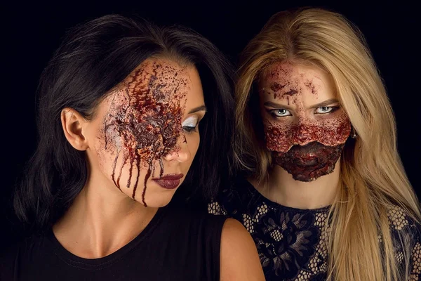 Porträtt av två flickor med creative make-up för Halloween Stockfoto