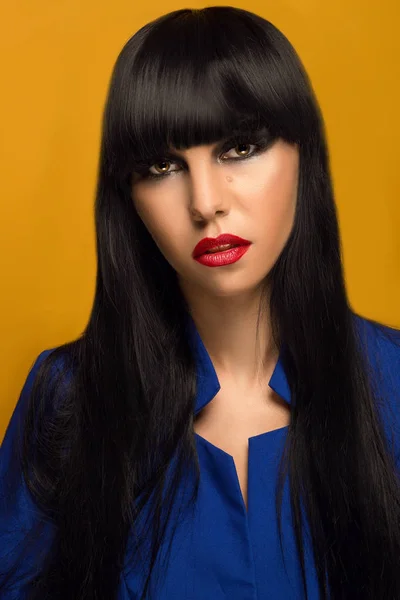 Retrato de una chica con el pelo negro y maquillaje profesional en un —  Fotos de Stock