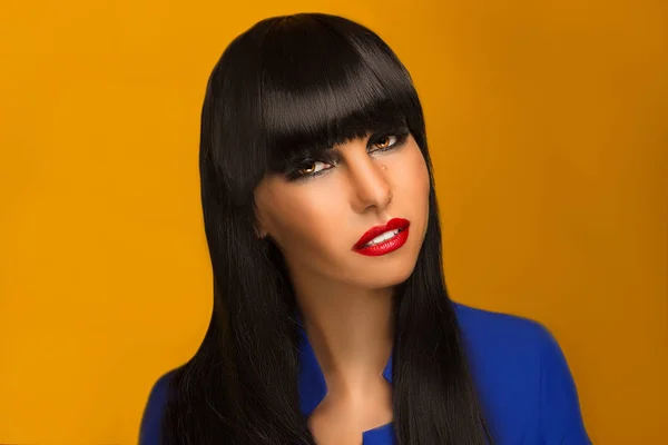 Retrato de uma menina com cabelo preto e maquiagem profissional em um — Fotografia de Stock