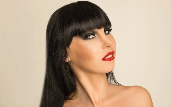 Portrait of a girl with black hair and professional make-up — Stock Photo, Image