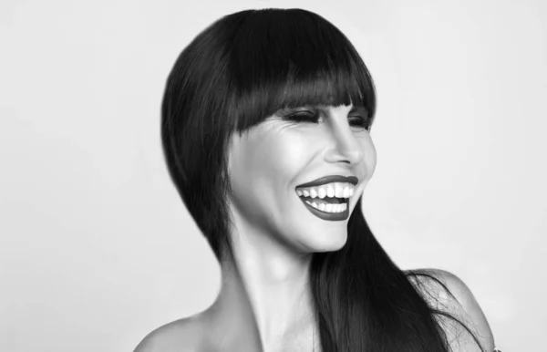 Ritratto in bianco e nero di una bella ragazza sorridente con nero — Foto Stock