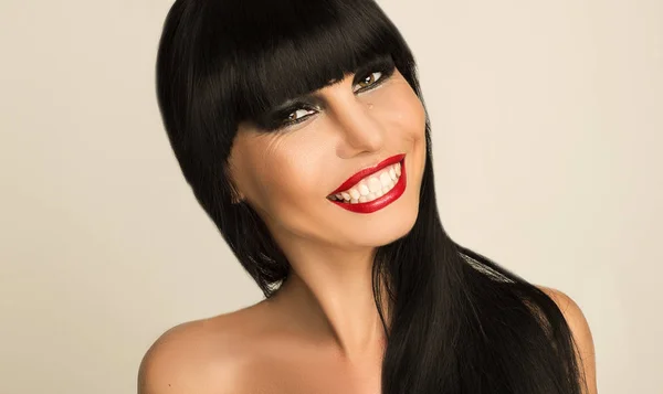 Portret pięknej uśmiechający się dziewczyna z czarnymi włosami — Zdjęcie stockowe