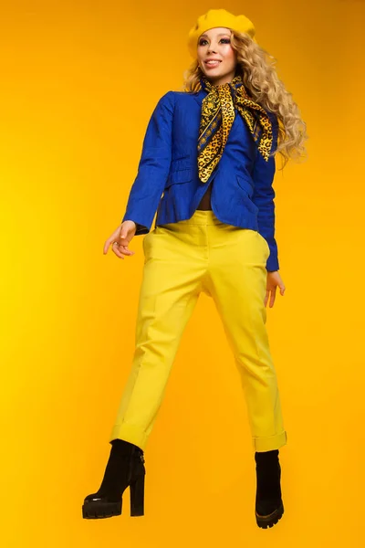 Foto di moda. bionda in un basco giallo in una giacca blu e yel — Foto Stock