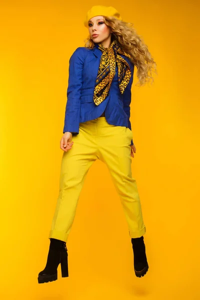 Модное фото. блондинка в желтом берете в синем пиджаке и крикете — стоковое фото