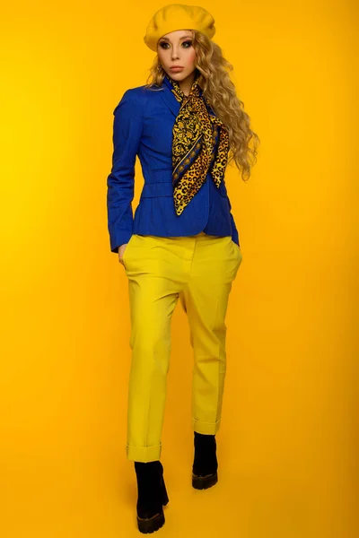 Foto di moda. bionda in un basco giallo in una giacca blu e yel — Foto Stock