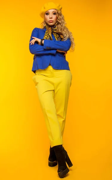 Foto di moda. bionda in un basco giallo in una giacca blu e yel — Foto Stock