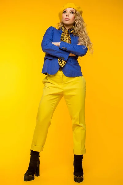 Foto di moda. bionda in un basco giallo in una giacca blu e yel — Foto Stock