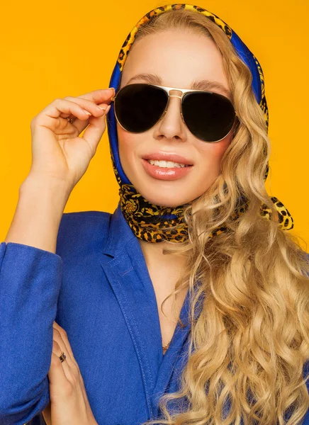 Retrato de moda de una hermosa rubia en una bufanda azul y jacke —  Fotos de Stock